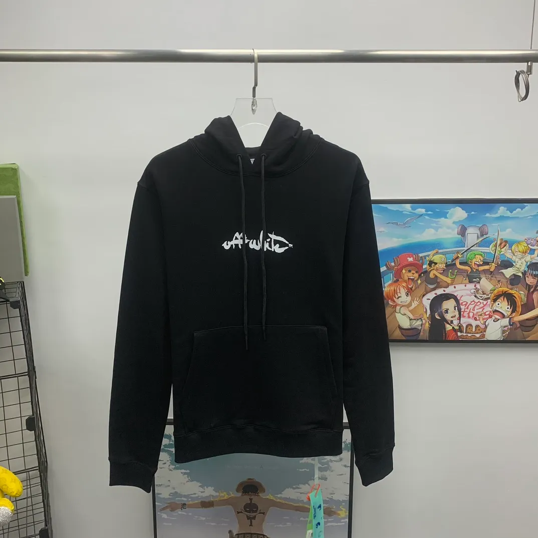 The top tested version of Off-White's new 2023 autumn and winter spray-painted graffiti arrow hooded sweatshirt. The new style adds graffiti elements, adding a touch of literary style to the overall through-style short-sleeved style. This is a typical OFF retro literary style. This is also the first expression of the two cultures since the merger with LV in 2021. The printing adopts screen printing imported glue technology, and the ink dots are even, imitating the natural dynamics of spray paint. The hollows are both dark and light, the transition is smooth, and the gradient effect is visible to the naked eye. The front printing uses the same process. Minimalist letter logo on the chest, OS version, same style for men and women! The 480g cotton texture feels smooth and textured, with full drape.  Color: Black White Size: XS-L P:410
